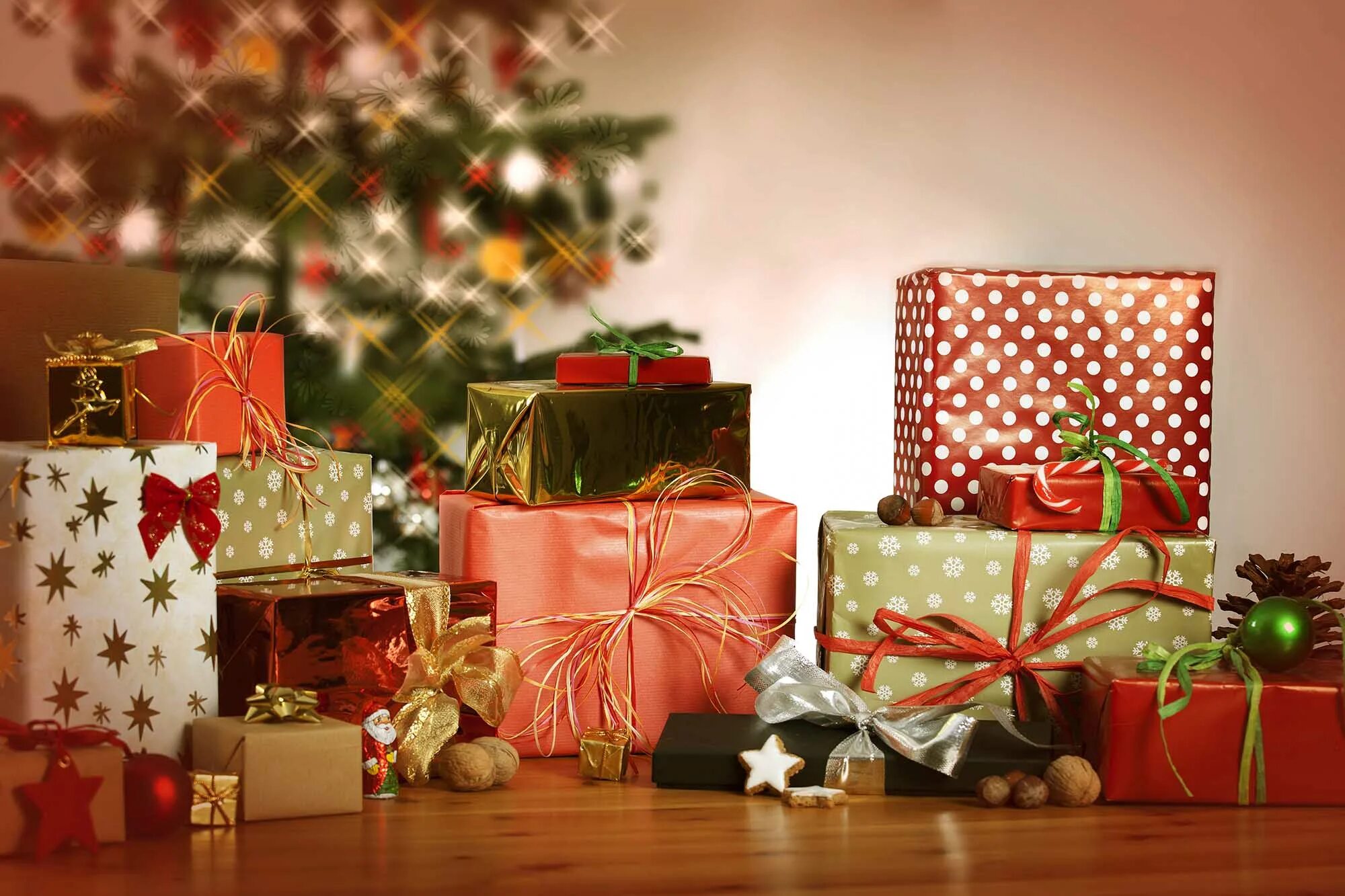 Presents post. Подарки под ёлкой. Подарок на новый год. Подарочные коробки под елку. Новогодние коробки для подарков.