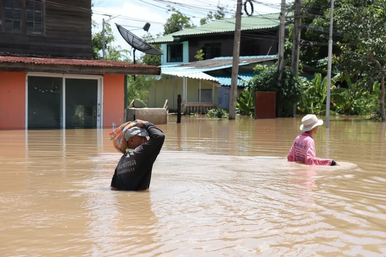 Raining rivers. Наводнение в Таиланде. Потоп Таиланд. Наводнение в Тайланде 2017. Наводнение в Тайланде 2011.