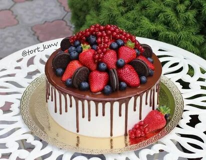 Торт украшенный клубникой и голубикой