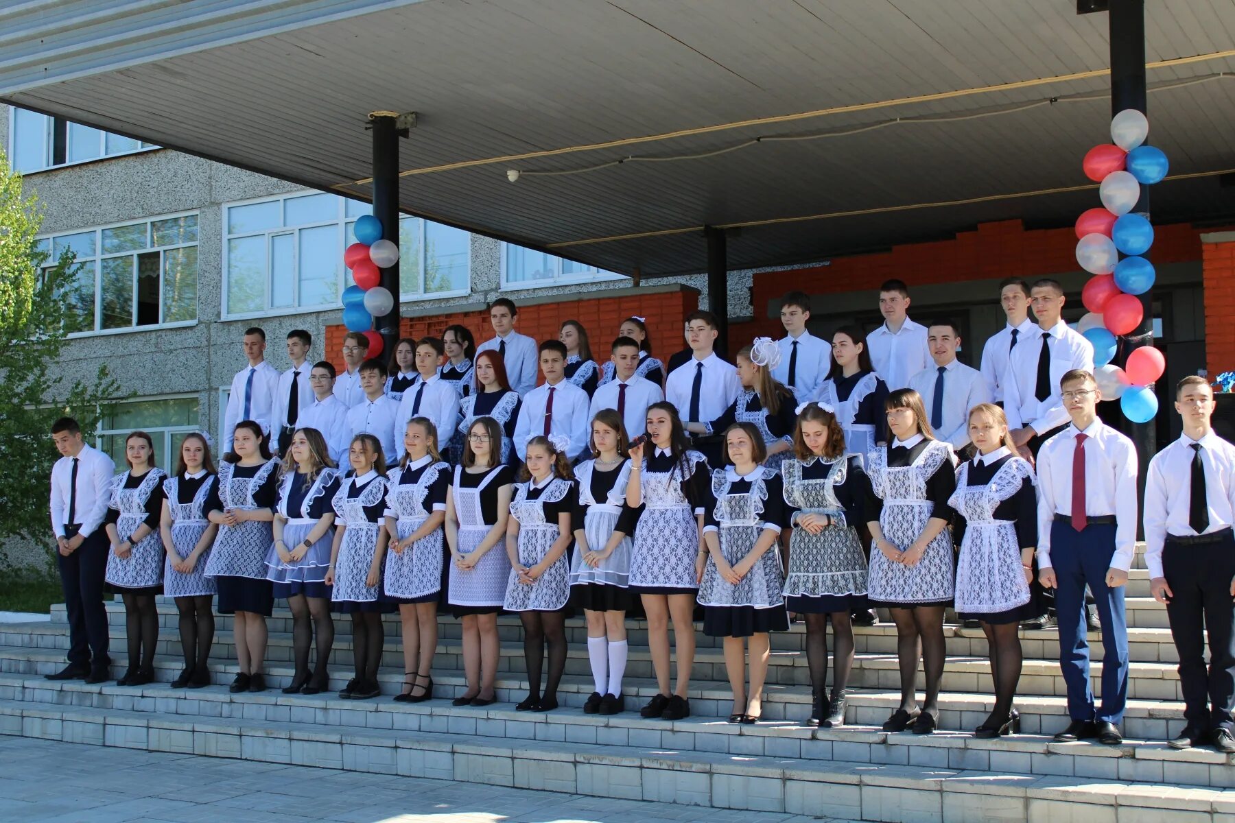 выпускной последний звонок. средняя школа в россии. школа 14 иркутск. последний звонок фото. 14 мая школы.