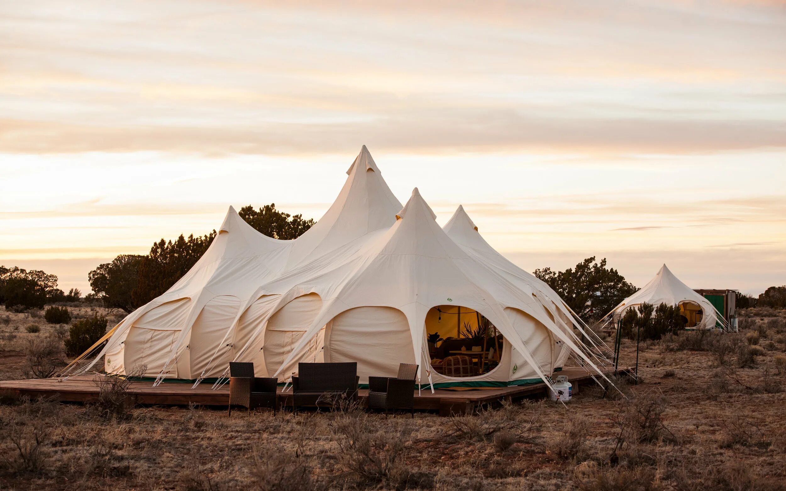 Поляна кемпинг калининград. Глэмпинг маяк поселок ушаковка калининградской области. Глэмпинг «polyana glamping». Глэмпинг калининградская. Глэмпинг поляна на куршской косе калининградская область.