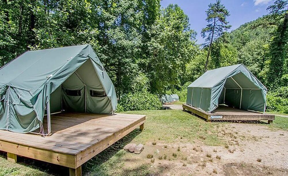 Camping platform. Глэмпинг палатка-Хаус. Деревянный настил для палатки. Обустройство кемпинга в палатках. Домик для похода.