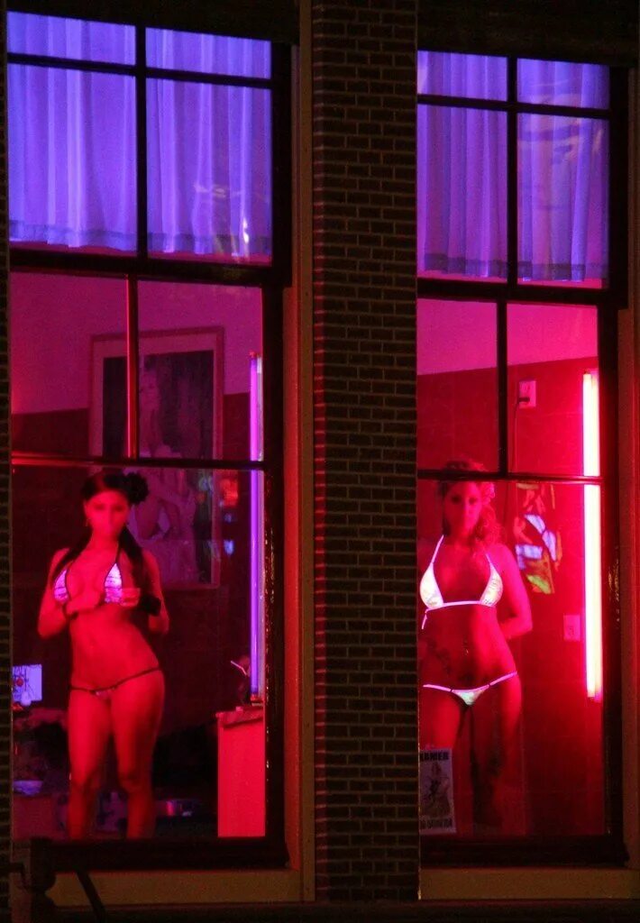 Квартал красных фонарей амстердам витрины. Аллея красных фонарей в амстердаме. Где улица красных фонарей в какой. Где улица красных фонарей в какой. Итэвон улица красных фонарей.