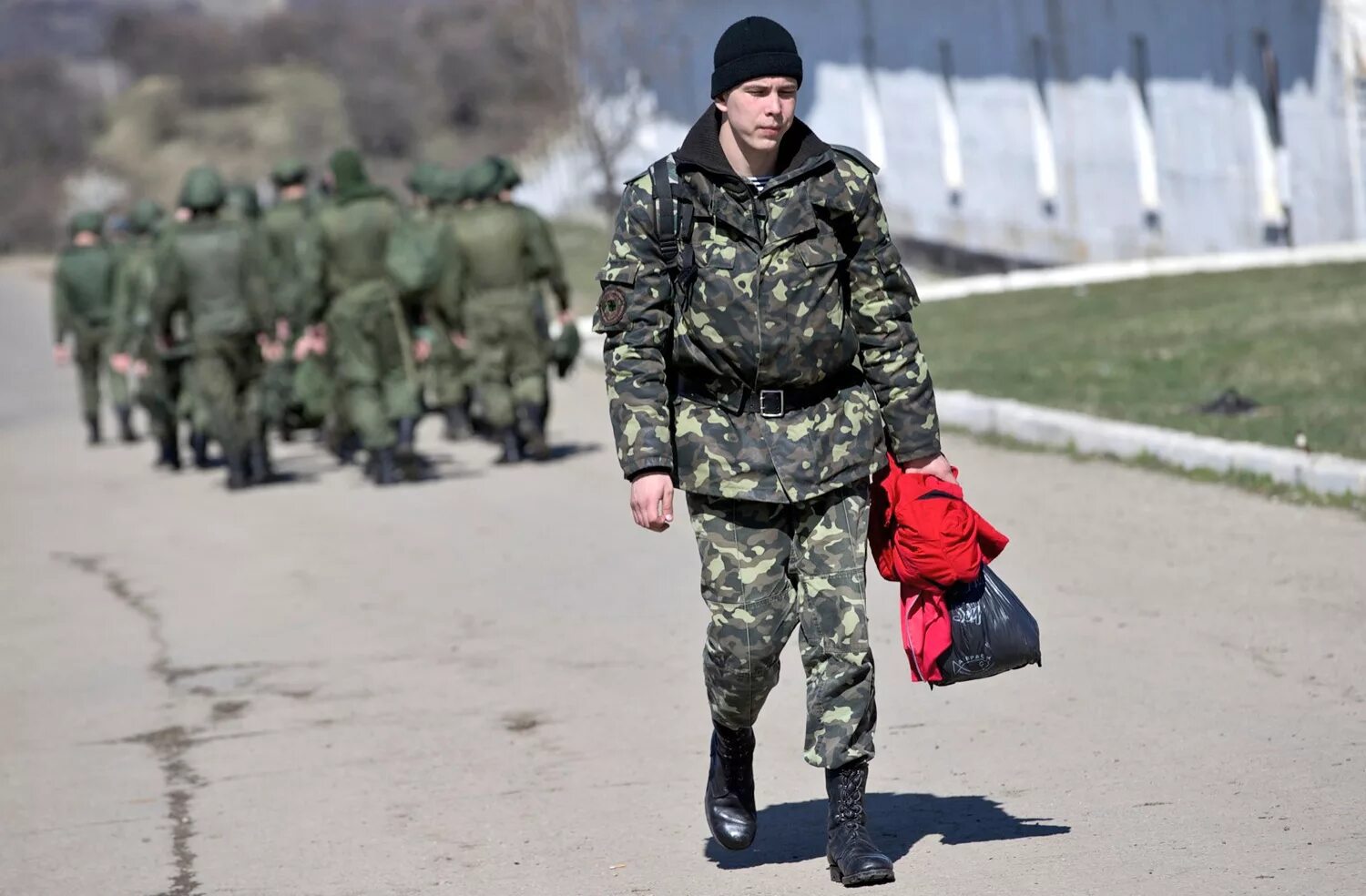 Экипировка украинского солдата. Экипировка украинской армии. Украинские военные в форме бегут. Военное положение.