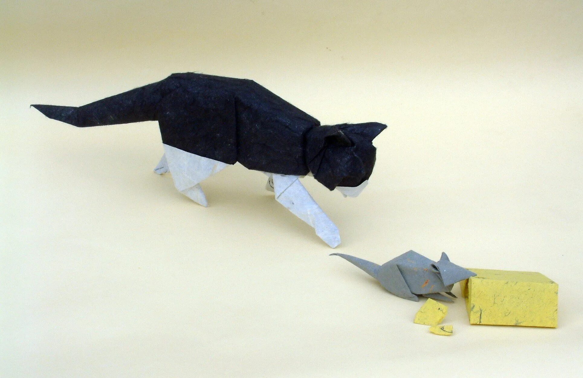 Кот дремот из бумаги. Оригами кошка. оригами котёнок из бумаги. кот оригами из бумаги для детей.