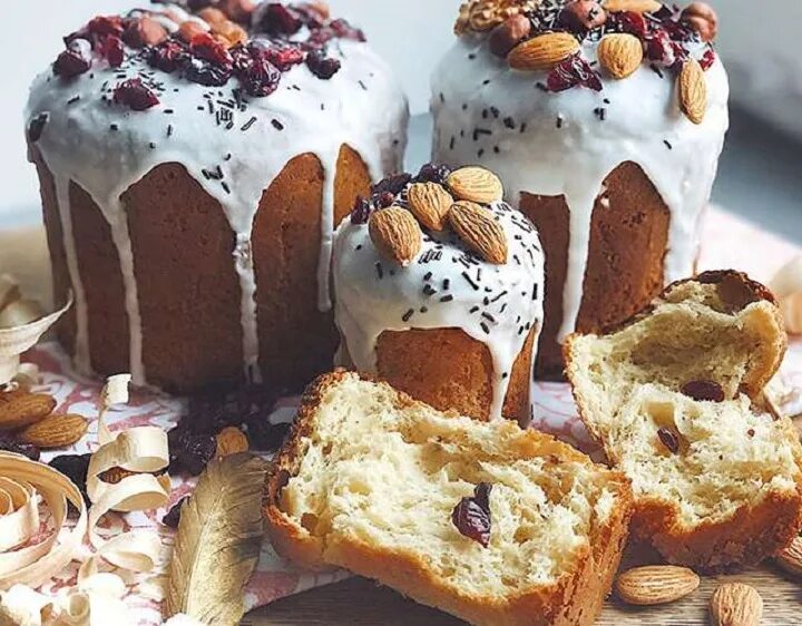Кулич с цедрой апельсина и изюмом. Куличи. куличи на пасху. кулич пасхальный фото. самые красивые куличи.