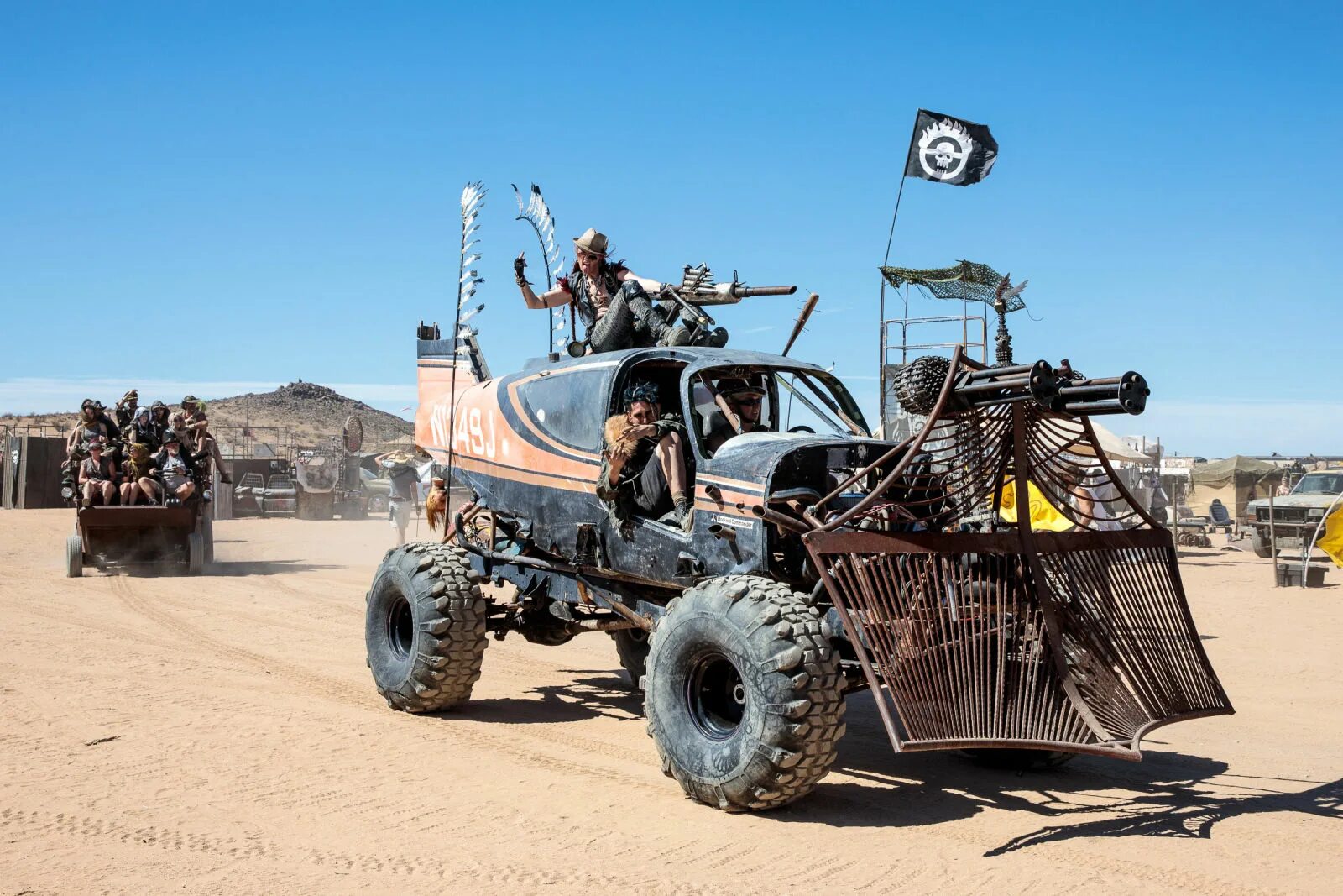 Машины из мэд макса. Безумный макс дорога ярости машины. Chevrolet mad max. Безумный макс авто. Ford falcon interceptor.