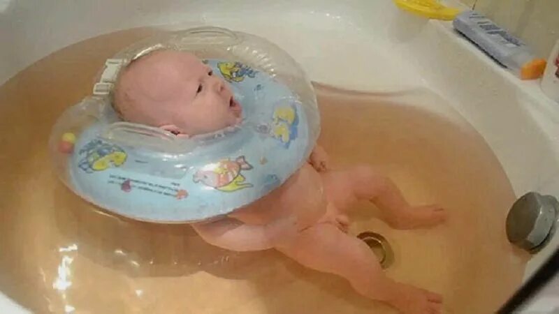 Купание младенца. Купание новорожденного ребенка. Ванночка для грудничка. Ромашковые ванны для ребенка.