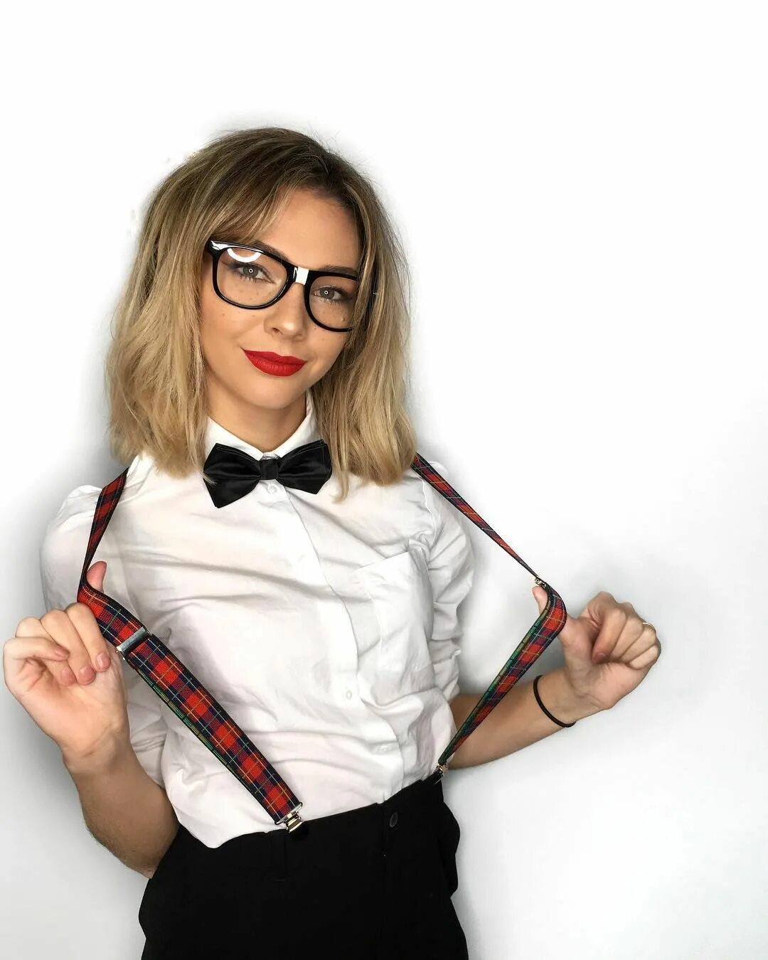 Котлярова его заучка читать. Девушка ботаник. заучка девушка. девушка ботаник в очках. красивая студентка в очках.