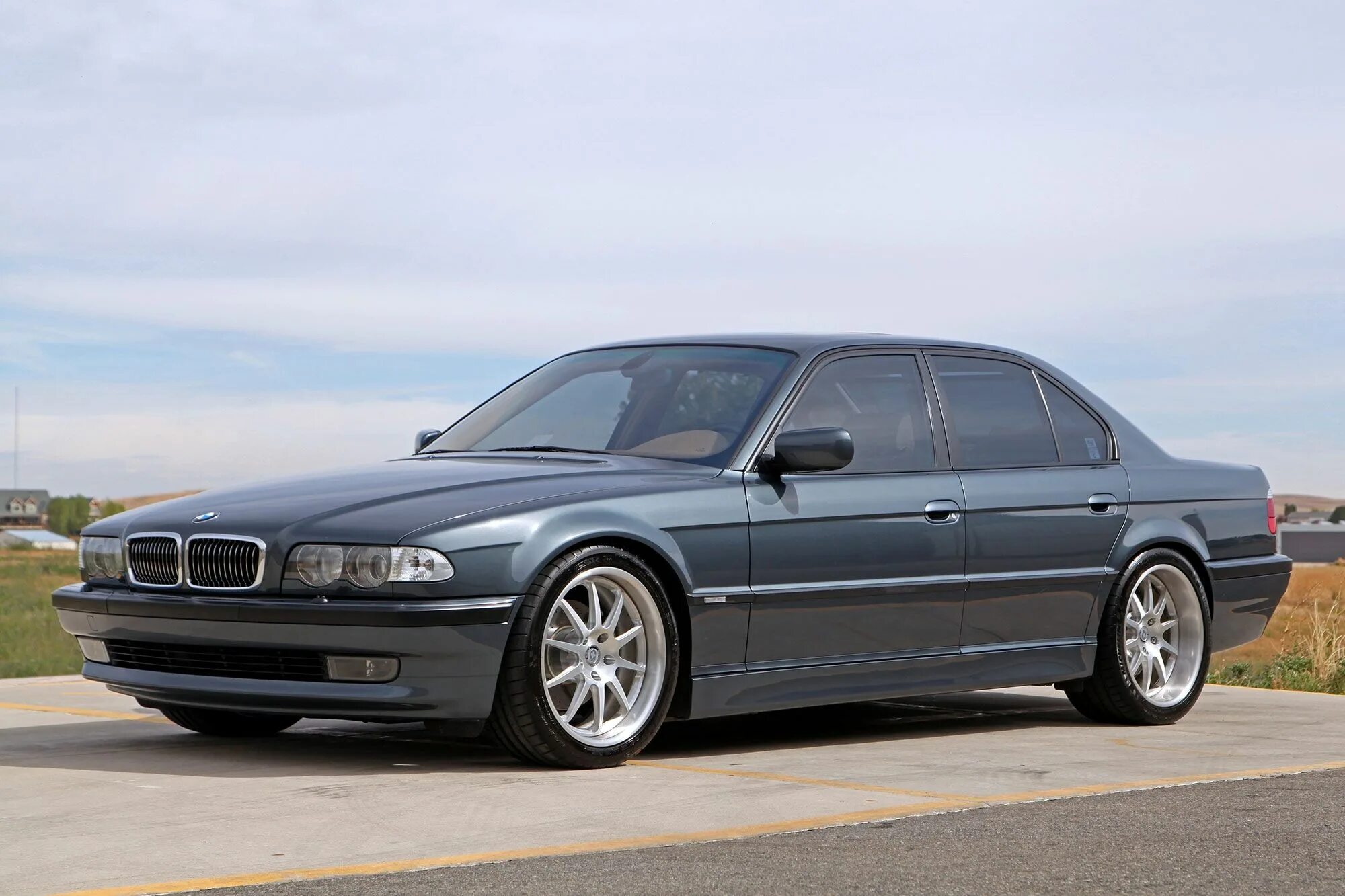 Bmw 740i m. BMW e38 740i. БМВ 740 I e38. BMW 7 e38 740i. БМВ 7 740i.