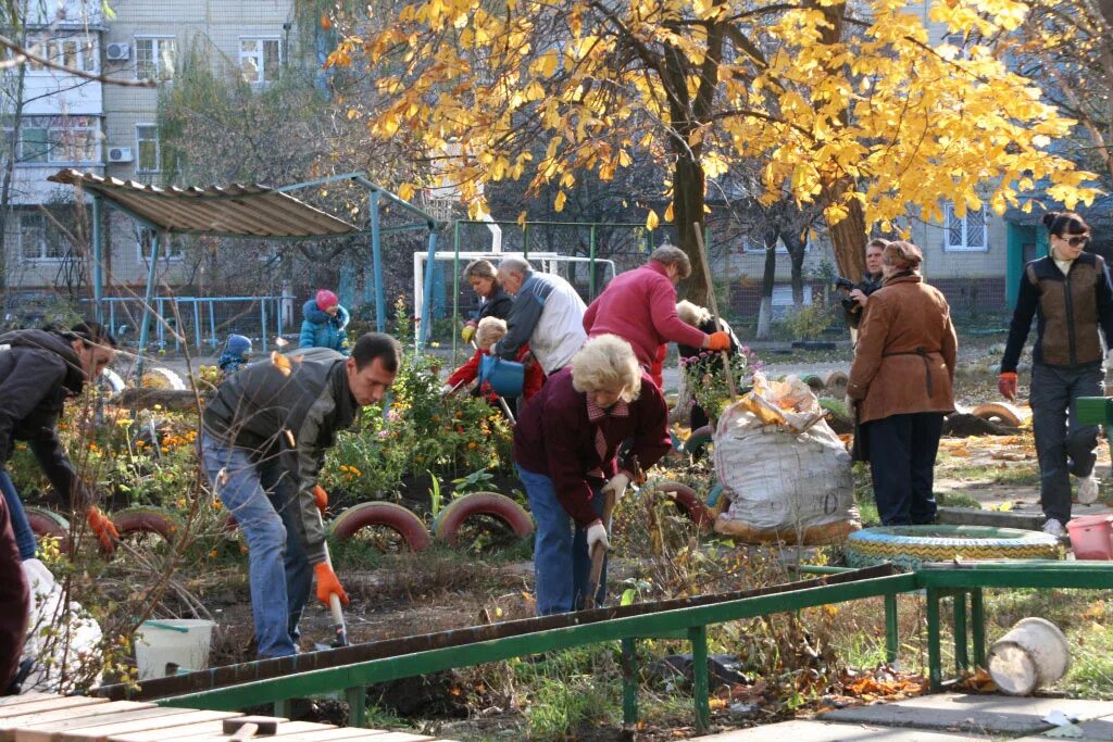 Уборка двора. Субботник во дворе. Люди во дворе. Двор в чистоте. Мне понравился соседский двор