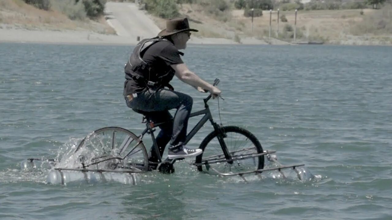 Болят запястья при езде на велосипеде. Вода с помощью велосипеда. Катамаран велосипед. Тренировка на велосипеде. Канистра для велосипеда.