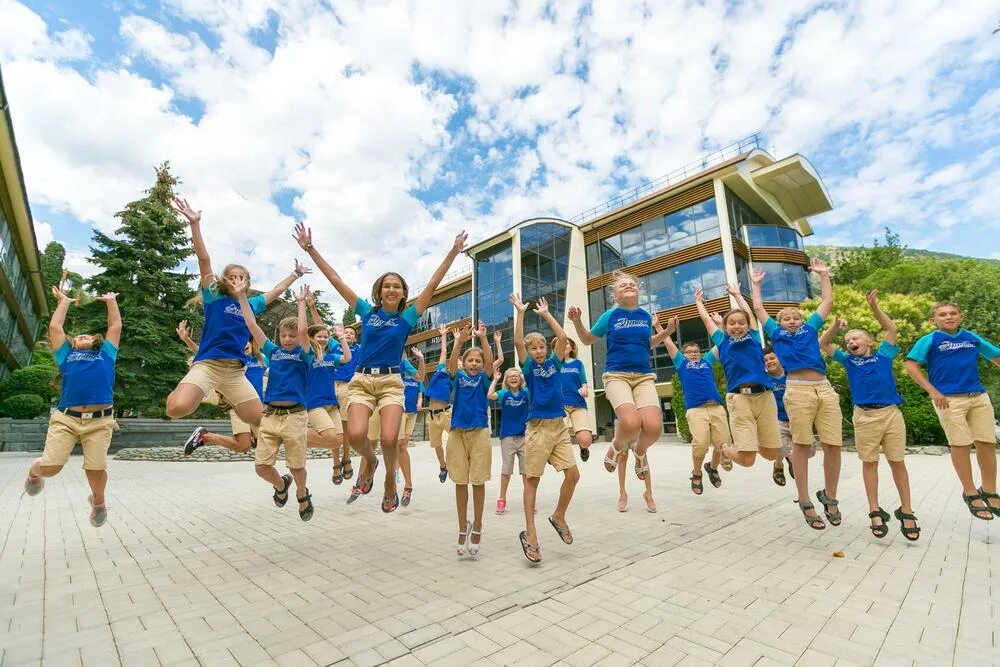 Как попасть в лагерь. Вдц океан владивосток. Мусорки в артеке. Лагерь ирандык 2022. Лагерь артек анапа вожатые.