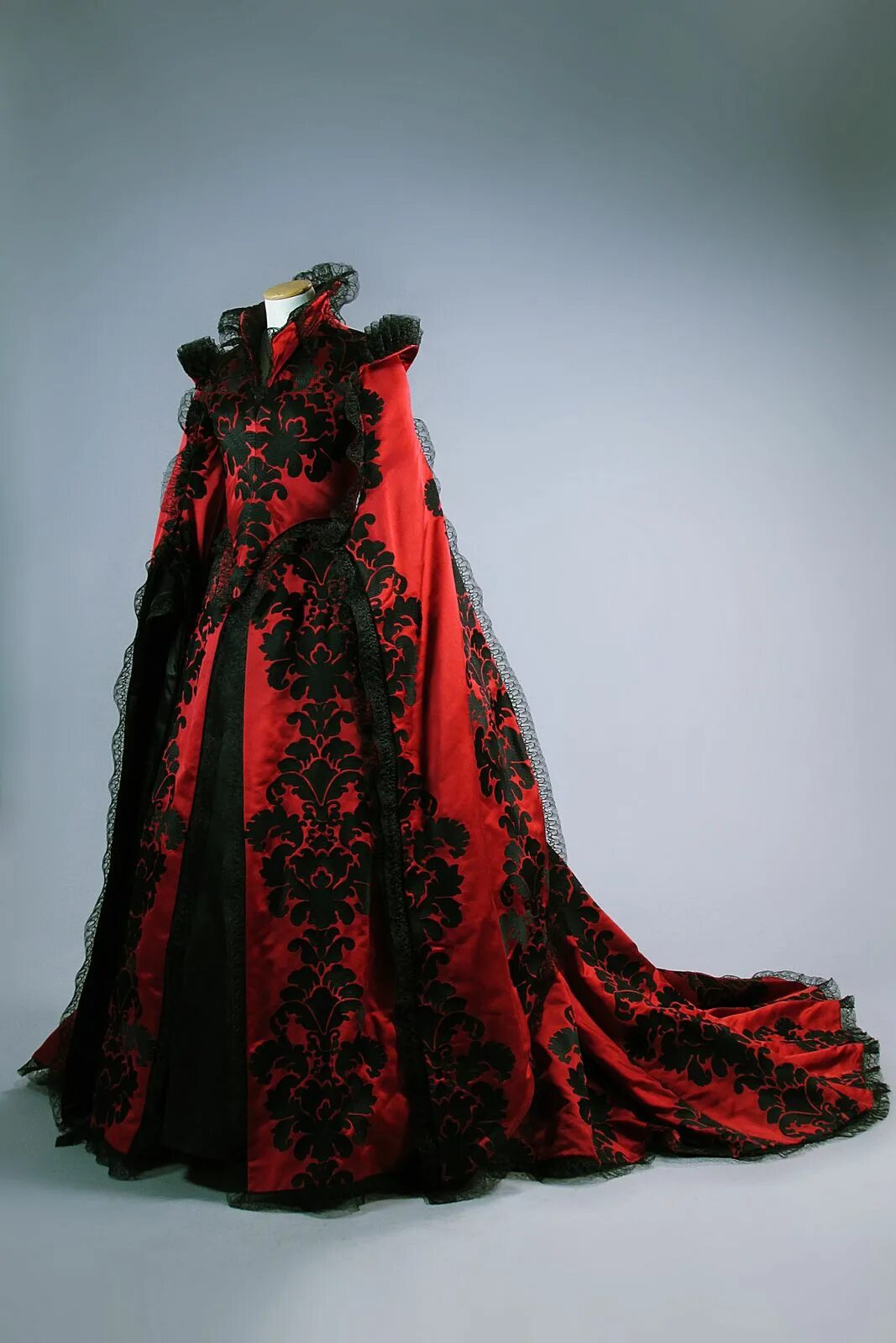 Fashioning a Reign: 90 Years of Style from the Queen's Wardrobe - Magnificent Ex