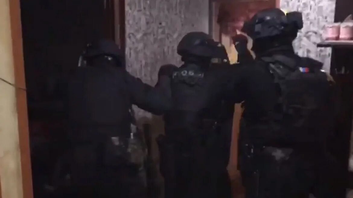 Подозреваемый в вымогательстве. Задержание вымогателей. Белгородский вымогатели. Камышин арест. Оперативники уголовного розыска на задержании.