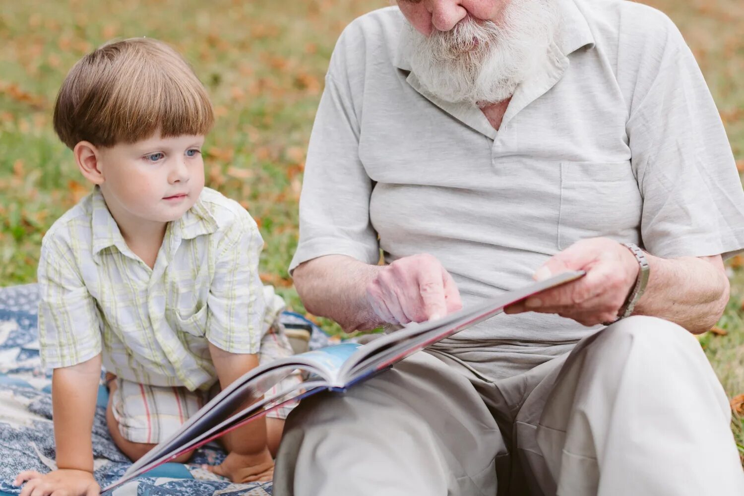 Grandpas daddy. Дедушка читает. Дедушка читает внуку. Дед читает внучке. Дед с внуками книжку читает.