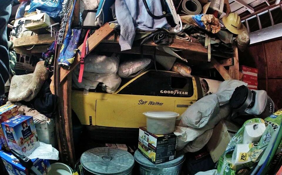 Хлам значение. Хлам в гараже. завал в гараже. бардак в гараже. захламленный гараж.