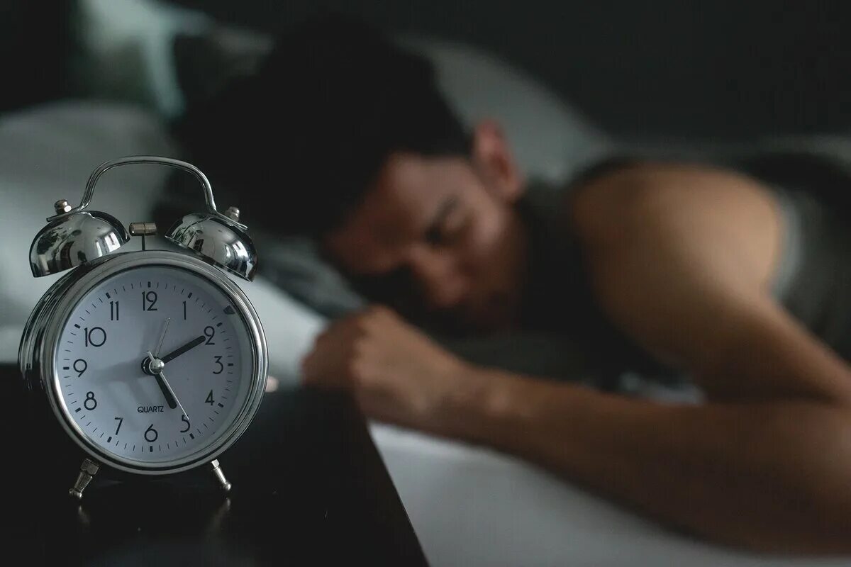 Часовщик сонных махинаций хонкай. Мужчина с будильником. Человек с часами в постели. Спящий человек с будильником. Спящие часы.