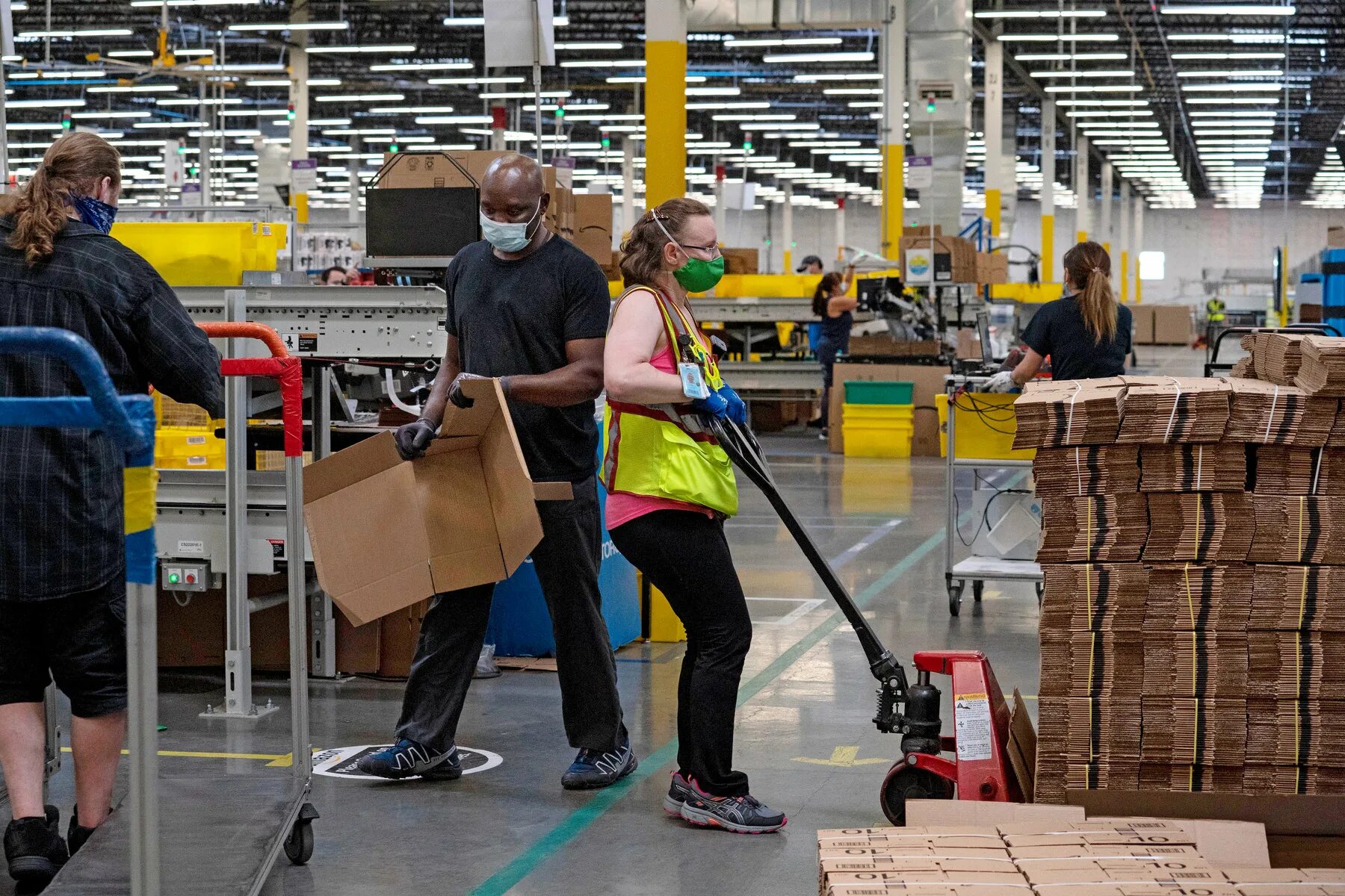 Amazon 18. Работники амазон. склад amazon. пикер на складе. amazon workers.