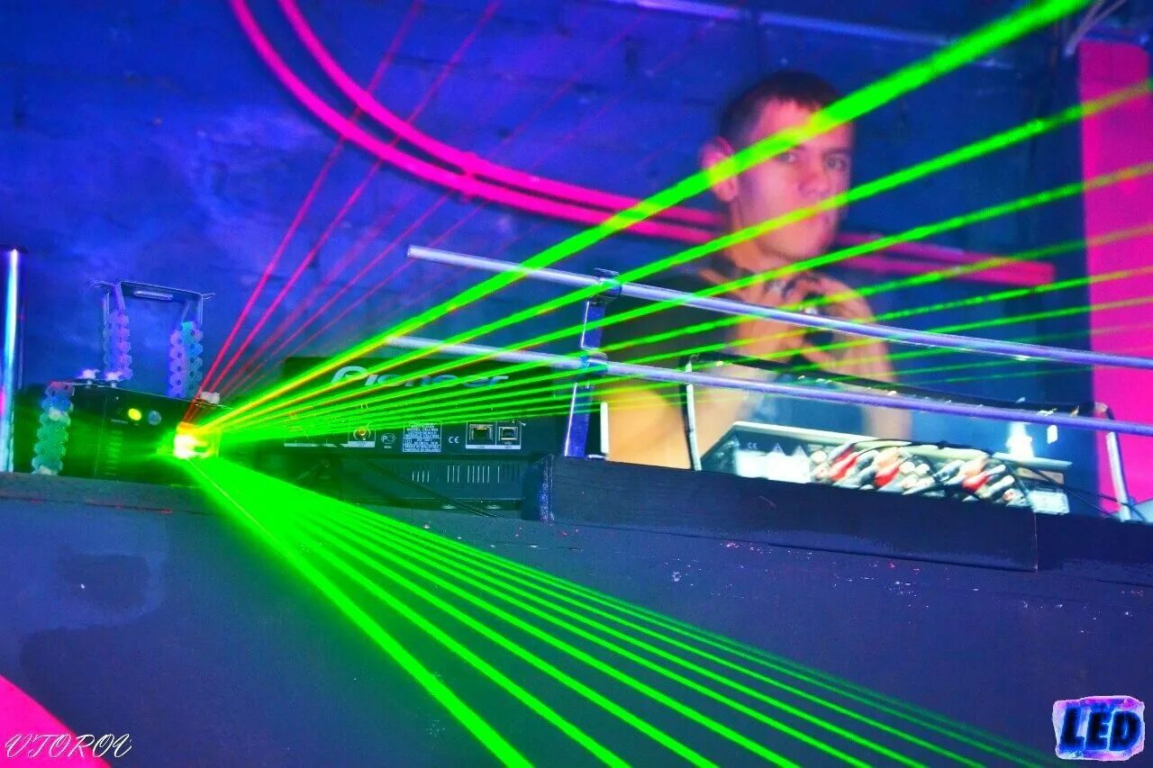 Лазер екб. Лазерное шоу. Лазер екатеринбург игры для детей. Лазертаг в екатеринбурге. Лазертаг охота.