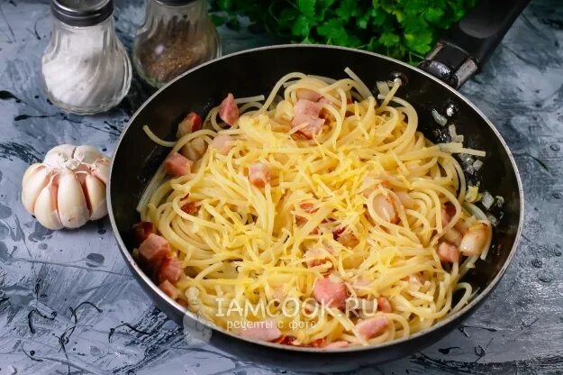 Паста с беконом и сыром без сливок. Паста карбонара без бекона. паста с беконом без сливок. паста карбонара с беконом без сливок классический. паста карбонара с беконом без сливок с яйцами.