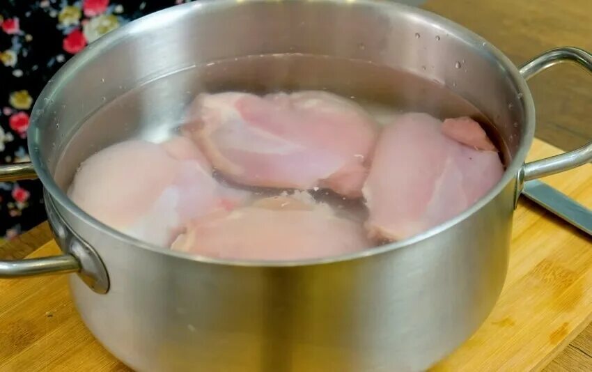 Сколько времени варить курицу в кастрюле. Суп из куриных бедрышек. суп из куриного бедра. куриный суп в кастрюле. суп с бедрами курицы.