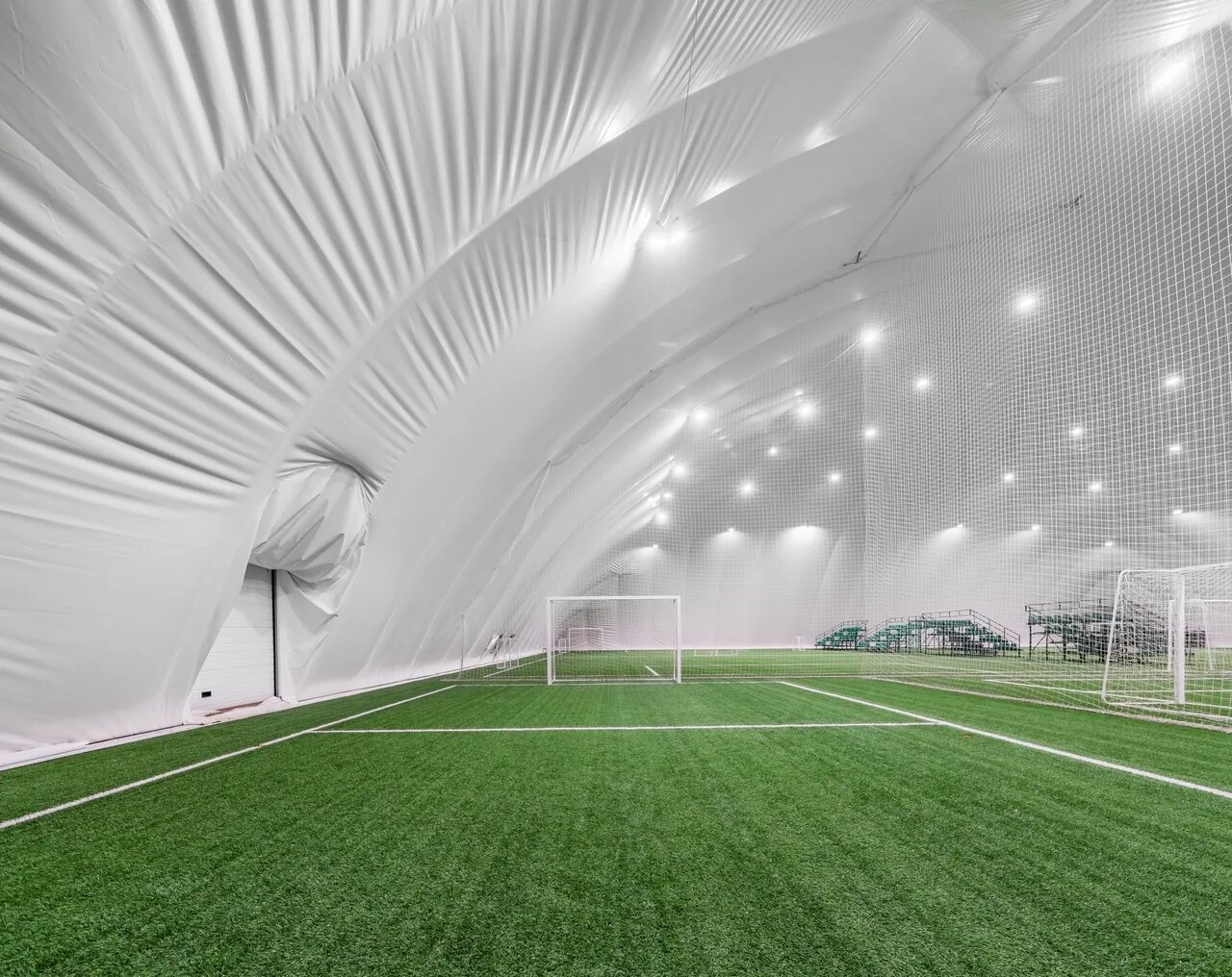 Футбольное поле. Парк сокольники футбольное поле. Парк ленина поле футбольное. Крытые футбольные поля. Футбольное поле фото.