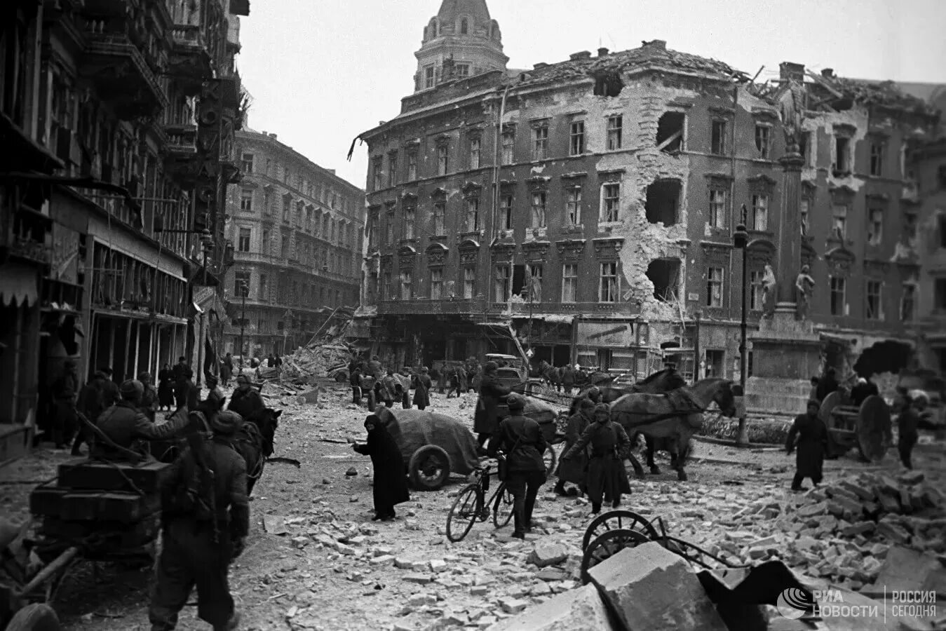 Фотографии великой отечественной войны 1945. Освобождение Будапешта в 1945 году. Освобождение столицы Венгрии г Будапешт 13 февраля 1945 г. Евгений Халдей Будапешт 1945. Будапештская наступательная операция 1944.