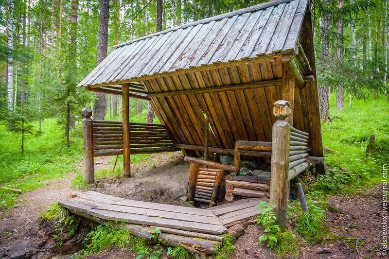 Родники свердловская. Крутихинский Родник Екатеринбург. Родник на Калиновке Екатеринбург. Родник грот Тюнярь Пензенской области. Обустройство родника.