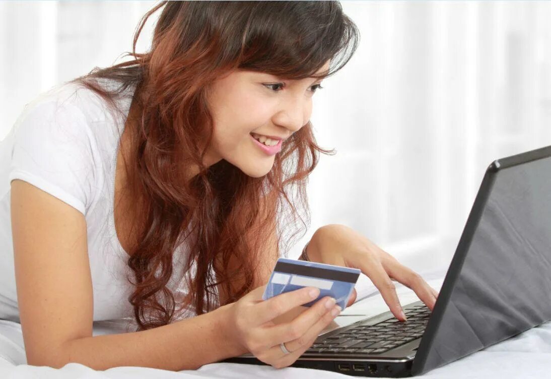 Покупки в интернете. Занятая женщина с телефоном и ноутбуком. Девушка заказывает в интернете. Девушки на заказ. Фото женщин с покупками нарисованное.