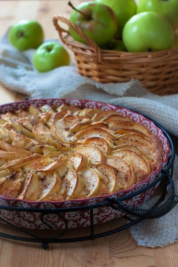 Шарлот яблочный. Пирог с яблоками. Красивый пирог с яблоками. Пирог шарлотка с яблоками.