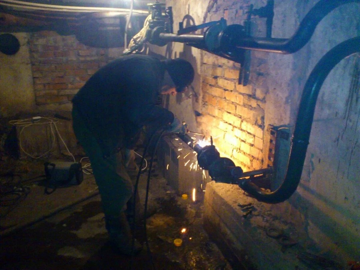 Монтажник отопления и водоснабжения. Трубы для водоснабжения. Внимание ремонтные работы водоснабжения. Техническое обслуживание котельной. Аварийные работы по отоплению.