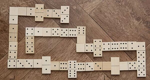 Два дубля в домино. Ход игры домино. принцип игры в домино. рыба в игре домино. правильные ходы в домино.
