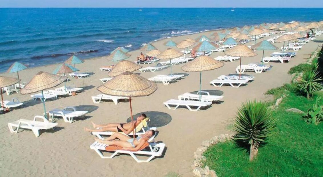 M beach club phuket. Отель mc mahberi beach hotel. Mc beach resort hotel 5 турция конаклы. Royal m hotel resort al aqah beach фуджейра. Пляж ла пинеда.