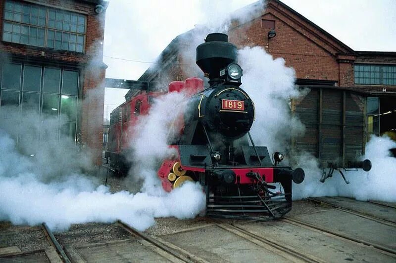 Паровоз 1844 года. Пустить паровоз. Владивосток жд вокзал паровоз. Черный паровоз депортация. Паровоз с паром.