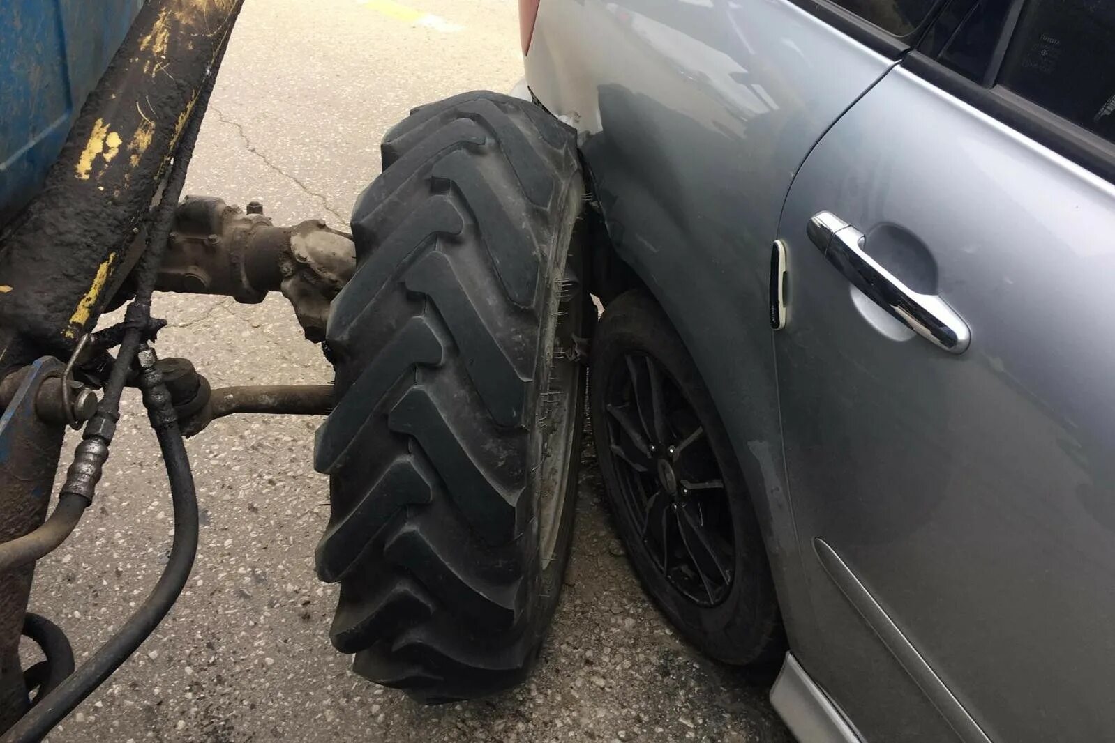 Трактор т-25 новый. Тракт трактора. Мтз-80 трактор. Трактор картинки. Мтз 82 красный.