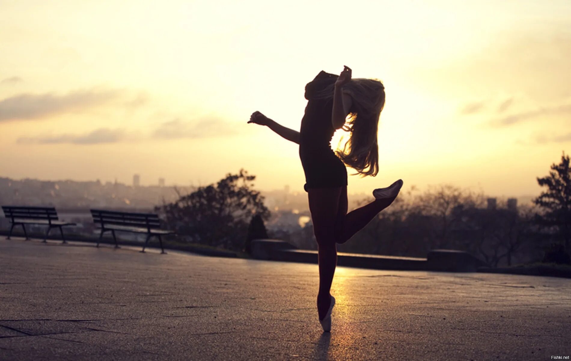 Изгибы жизни. Девушка танцует. Танцы девушек. Танцующая девушка. Фото танцующей девушки со спины.