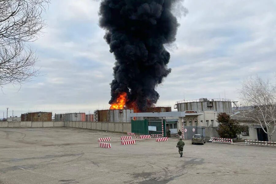 Вчера произошло взрыв. Луганск Нефтебаза 2022 март. В Ровеньках на нефтебазе прогремел взрыв. Нефтебаза Луганск Руднева.