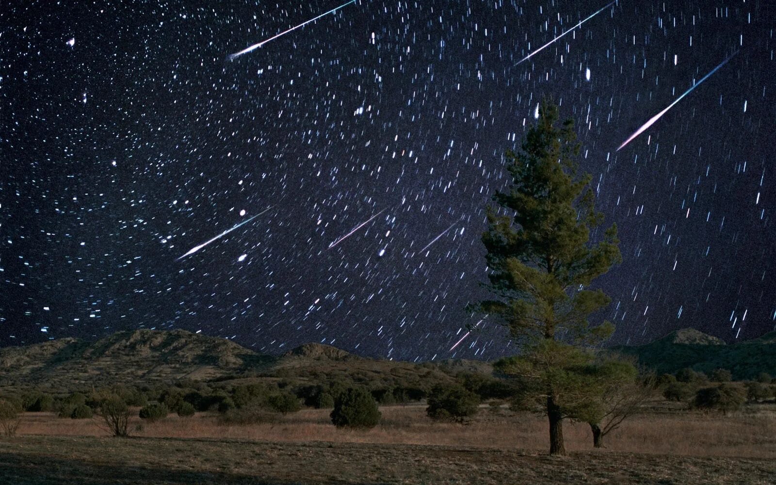 Метеоры дождь. Тауриды метеорный поток. метеор метеорит метеоритный дождь. метеоры персеиды.
