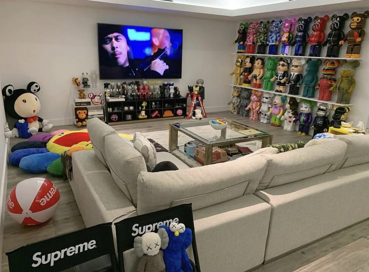 Включи комната бывших. Комната хайпбиста. hypebeast room. bearbrick в интерьере. квартира в bearbricks.