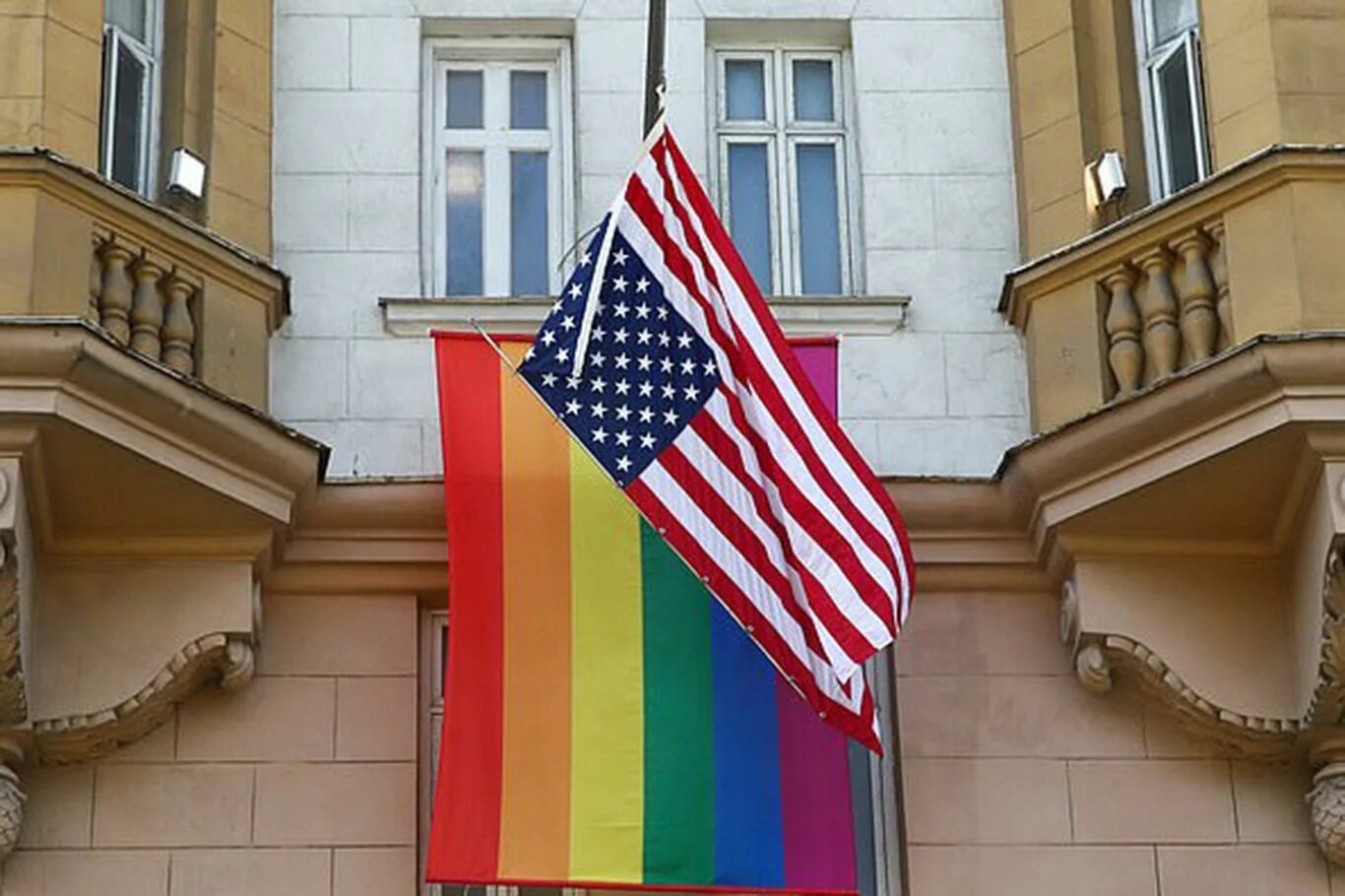 Посольство и консульство сша. Посольство соединенных штатов америки. консульство америки в москве. амер посольство в москве.
