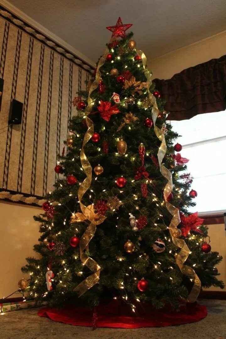 Step Inside Celebrities' Homes & See How They Decorated For Christmas Beautiful 