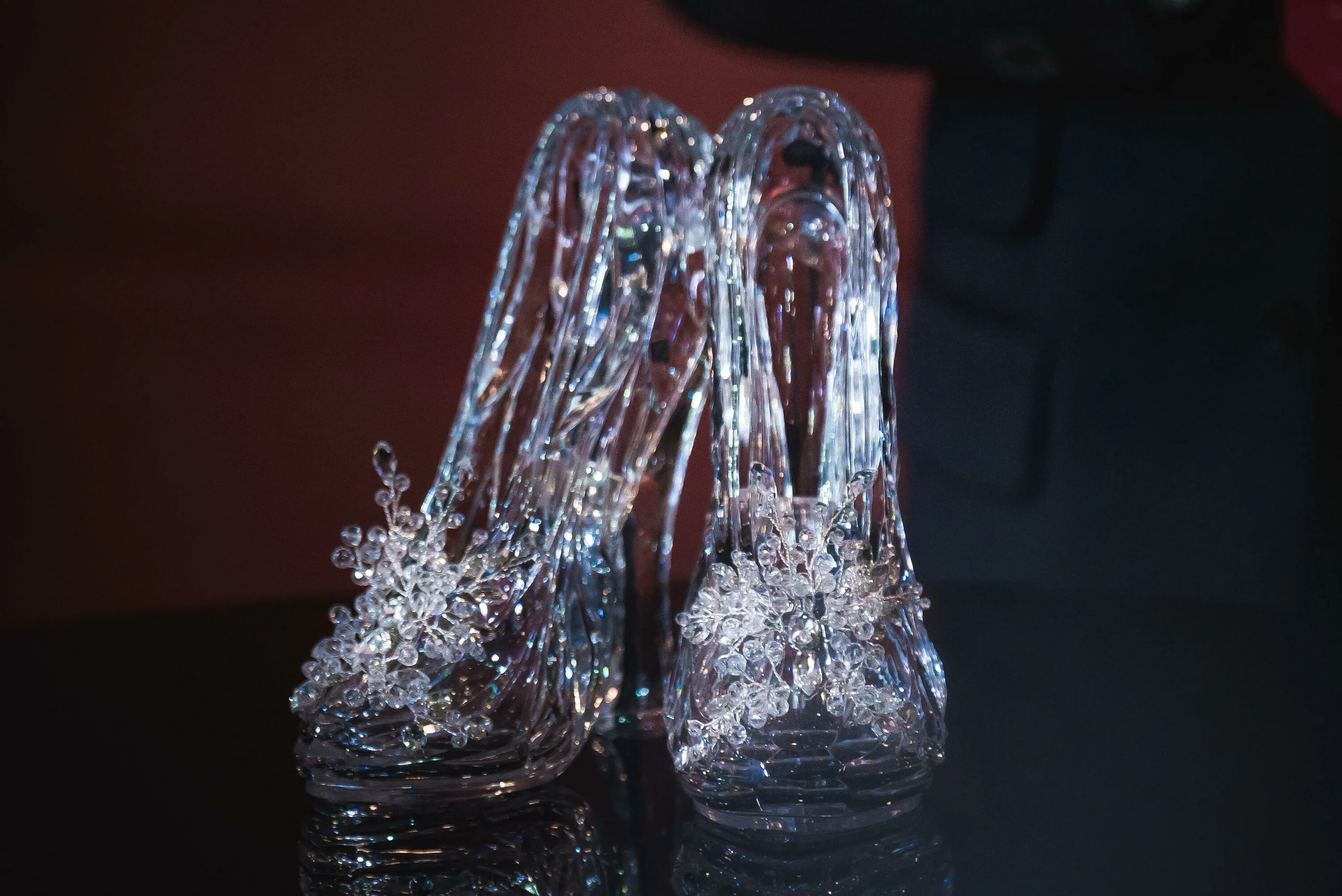 Прозрачные туфли оригинал. Ля ля ля туфли из хрусталя. Хрустальные туфли. Хрустальный башмачок гусь хрустальный. Туфелька гарднер.