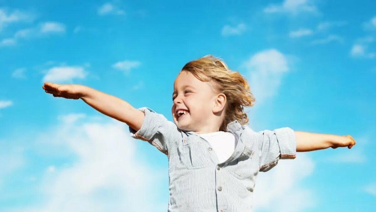 Девушка-птица в полете. Тома дружинина. Мальчик с самолетиком. Человек в полете. Девушка в полете.