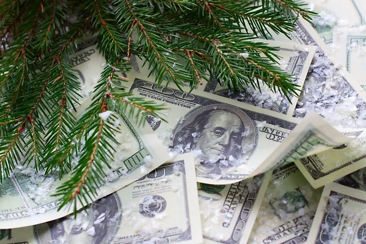 Рубль под новый год. Новогодняя елка с деньгами. Новогодние деньги.. Новогодний доллар. Деньги под елочкой.