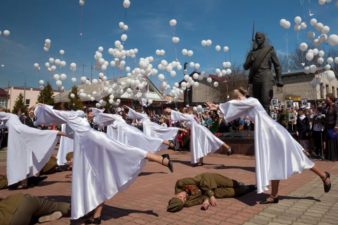 Белые Журавли 9 мая. Хореографическая композиция к 9 мая. Фотозона день Победы. 9 Мая день Победы Журавли. Сценарий на 9 мая в клубе