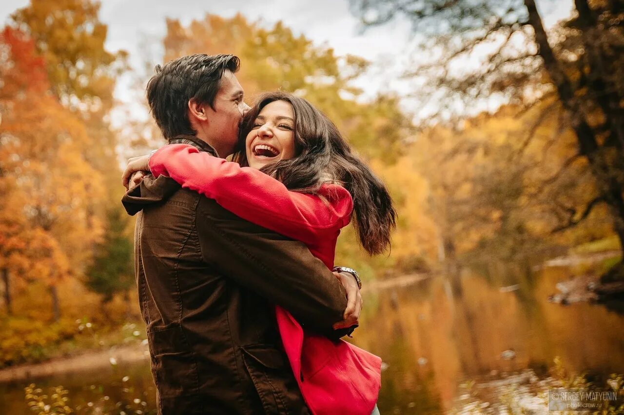 Романтический мужчина. Счастливые влюбленные. Красивые парочки. Осенняя лав стори в парке. С днем всех влюбленных.