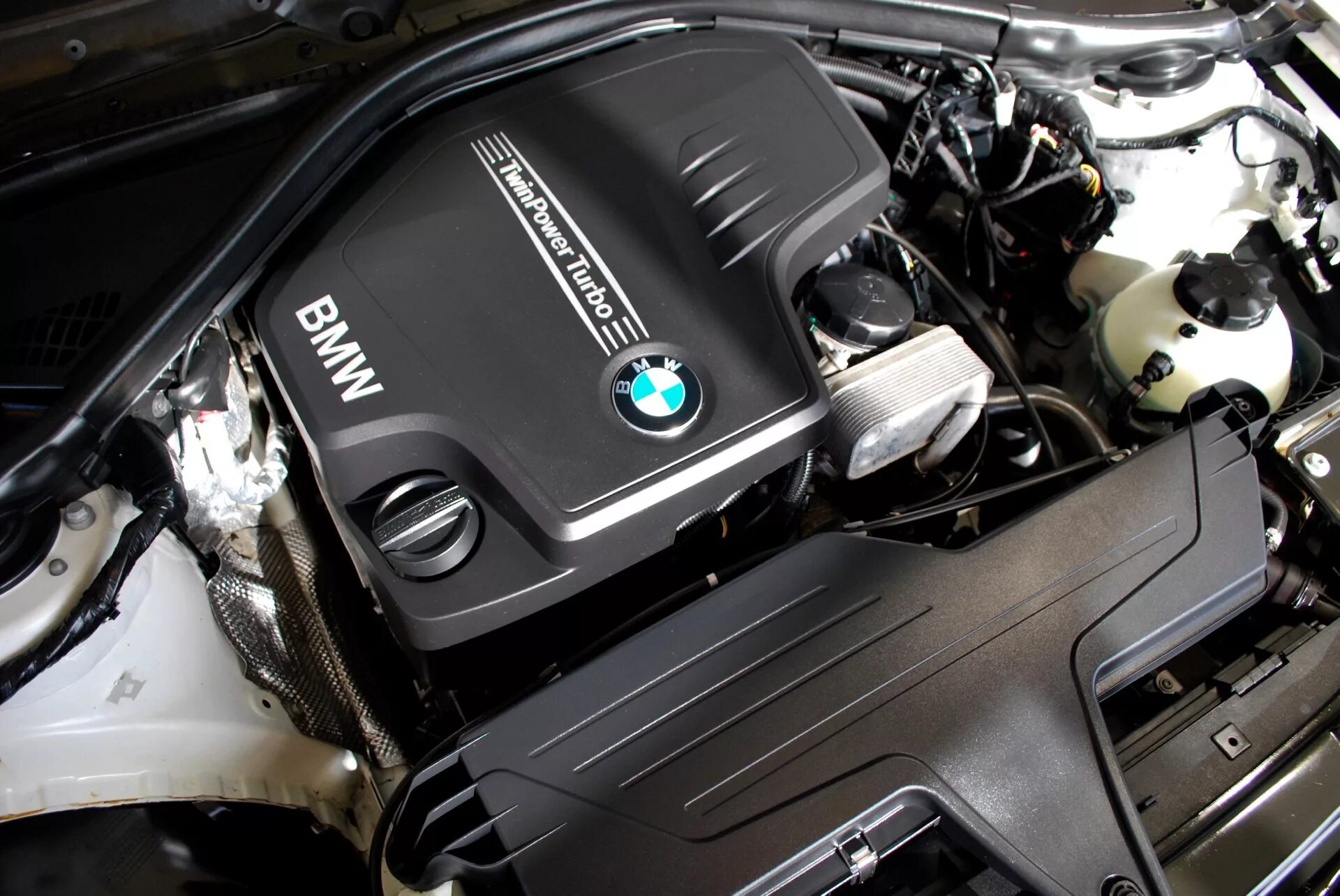 Двигатель бмв х3 2.0. БМВ f30 мотор. BMW 3 f30 мотор. BMW f30 1.6 двигатель. Двигатель БМВ f30 1.6.