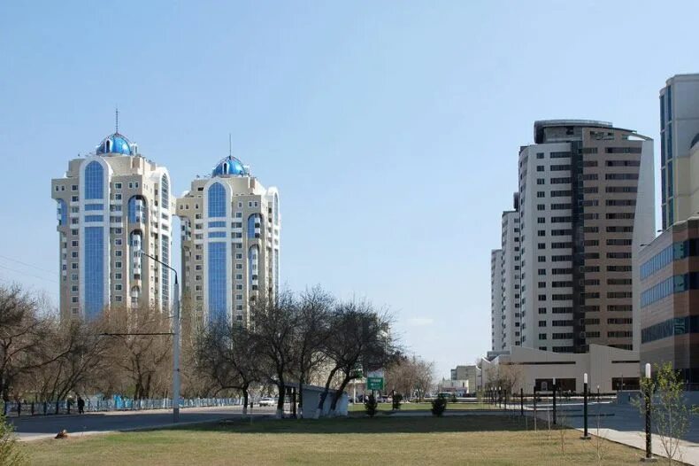 Казахстан домики. Белый дом астана. Казахстанский домашний. Ак орда резиденция президента республики казахстан. Жк миллениум парк.