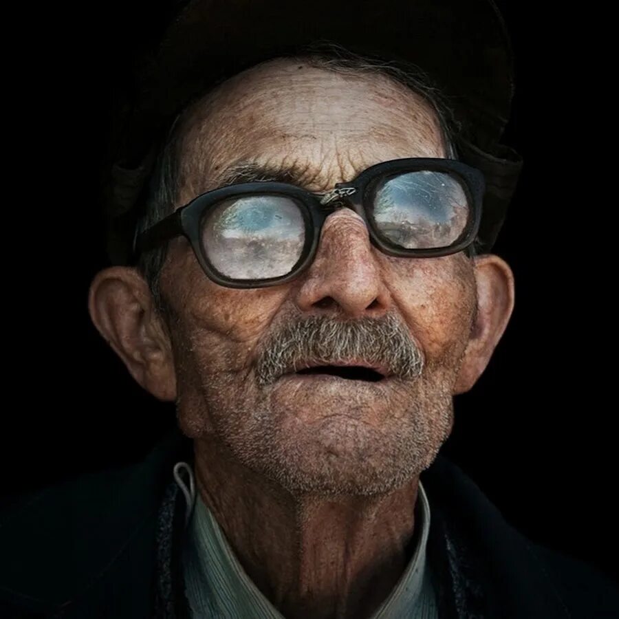 Старый дедуля. Старик в очках. Человек дед. Пожилой мужчина в очках.